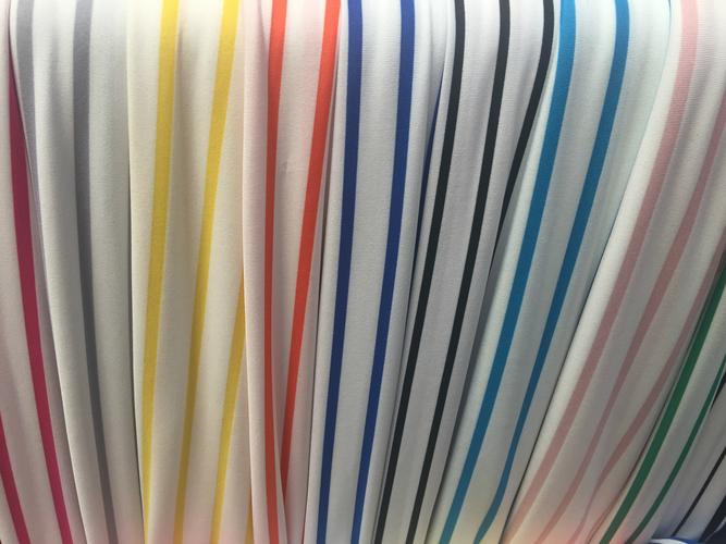 供應(yīng)產(chǎn)品 條紋面料彩條拉架布牛奶絲間條春夏女裝t恤面料品質(zhì)標(biāo)準(zhǔn)